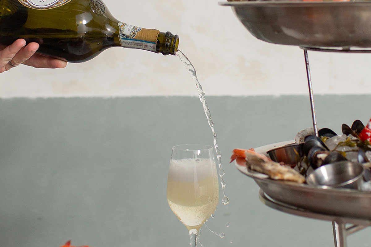 hank's social hall champagne pour